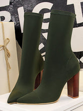 Stiefel mit dickem Absatz und Nähten